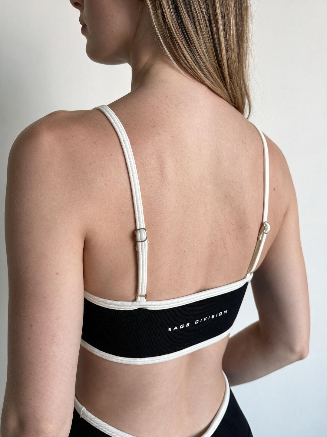 ESSENTIAL SCULPT – Top Sportivo con Spalline Regolabili Nero