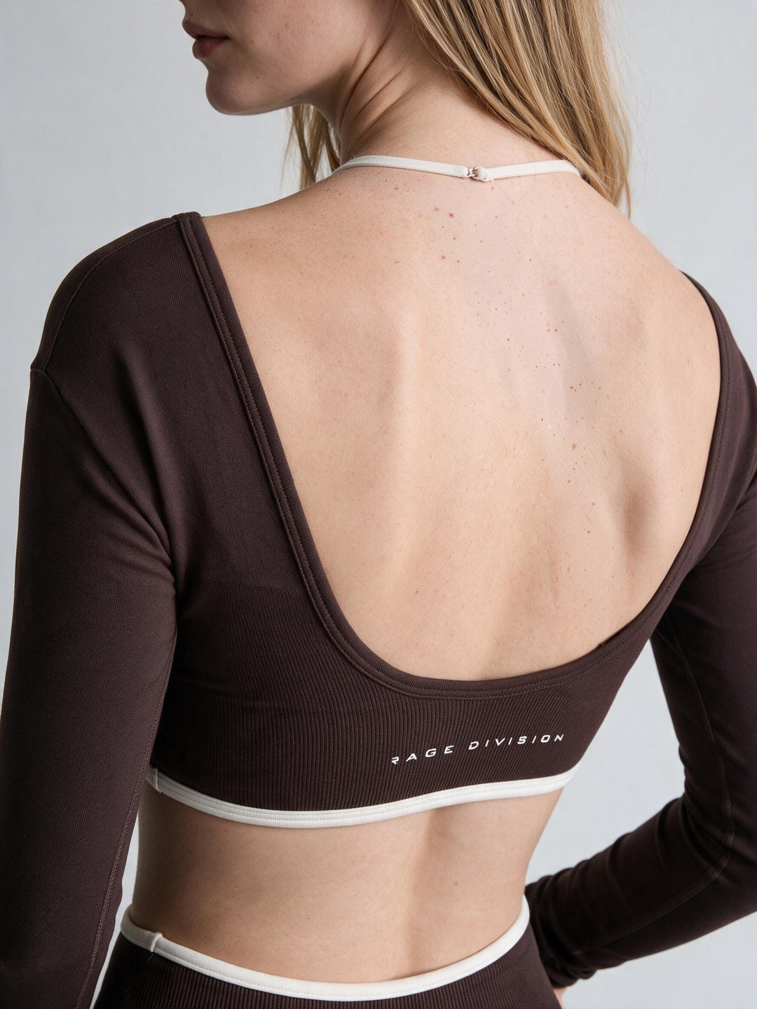 ESSENTIAL SCULPT – Top Crop a Maniche Lunghe Caffè